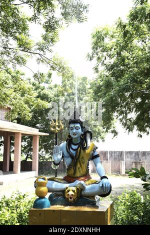 Statua del signore Shiva e sfondo pioggia Foto Stock