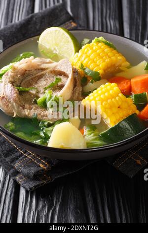 Caldo de res è una tradizionale zuppa messicana di manzo fatta con pezzi di manzo e verdure closeup nel piatto sul tavolo. Verticale Foto Stock