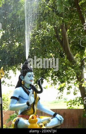 Statua del signore Shiva e sfondo pioggia Foto Stock