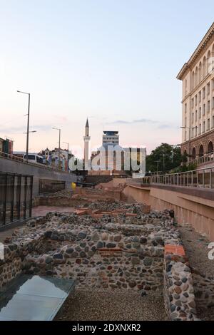 BULGARIA, SOFIA - 01 AGOSTO 2019: Vista sul complesso archeologico dell'antica Sofia Serdica alla moschea Banya Bashi Foto Stock