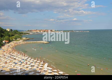 BULGARIA, BURGAS PROVINZ, NESSEBAR - 04. 2019 AGOSTO: Vista dalla spiaggia sud alla città vecchia di Nessebar. Foto Stock