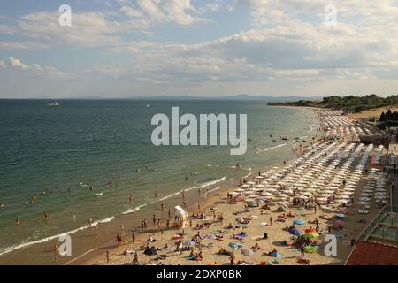 BULGARIA, NESSEBAR - 04. 2019 AGOSTO: Scena al Nessebar South Beach in una soleggiata giornata estiva Foto Stock