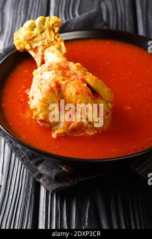 Kakik è uno stufato guatemalteco fatto con gamba di tacchino contiene anche pomodori, tomatillos, cipolle, peperoni e una varietà di spezie primo piano nel piatto Foto Stock