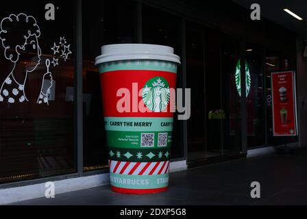 Bangkok, Thailandia - 24 dicembre 2020 : messaggio Closeup portare il allegro su starbucks grande tazza modello di fronte al negozio al centro commerciale siam Square Foto Stock