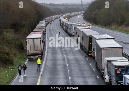 Lunghe file di camion bloccati lungo l'autostrada M20 a Kent, Regno Unito, 23.12.20 Foto Stock