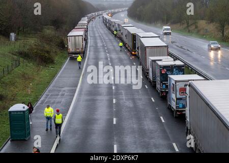 Lunghe file di camion bloccati lungo l'autostrada M20 a Kent, Regno Unito, 23.12.20 Foto Stock