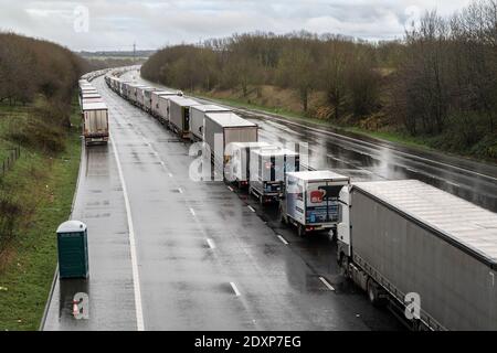 Lunghe file di camion bloccati lungo l'autostrada M20 a Kent, Regno Unito, 23.12.20 Foto Stock