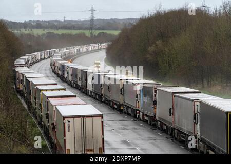 Lunghe file di camion bloccati lungo l'autostrada M20 a Kent, Regno Unito, 23.12.20 Foto Stock