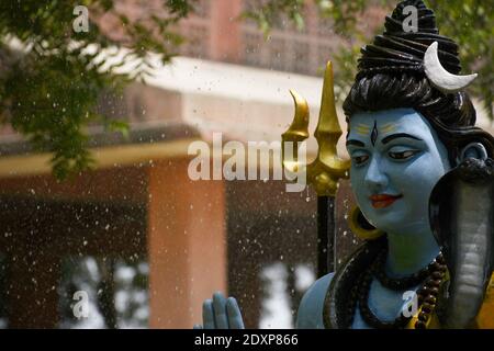 Statua del signore Shiva e sfondo pioggia Foto Stock