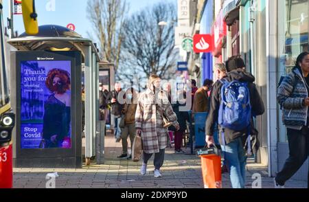 Brighton UK 24 dicembre 2020 - gli acquirenti della vigilia di Natale fuori a Brighton oggi prima che Sussex vada in coronavirus COVID-19 Tier 4 restrizioni sul giorno di Santo Stefano : Credit Simon Dack / Alamy Live News Foto Stock