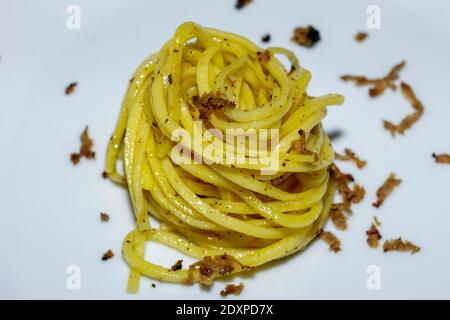 Tagliolini fatti in casa con tartufi. Ricetta semplice ma gustosa a base di pasta fresca, tartufo (bianco o nero) e burro. Foto Stock