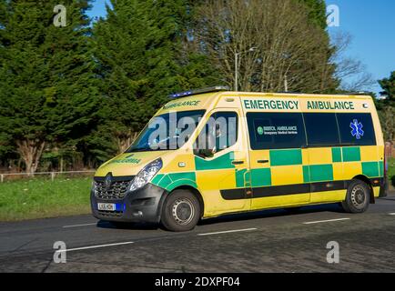 Slough, Berkshire, Regno Unito. 24 dicembre 2020. Un ambulanza di emergenza di NHS oggi in Slough. Più di 3,500 casi positivi di Covid-19 sono stati confermati in tutto il Berkshire nella scorsa settimana. Slough ha avuto il numero più alto a 803 nuovi casi nella settimana scorsa. Dal Boxing Day più contee sono state messe nel Tier 4 in tutto il Regno Unito, come il nuovo ceppo mutante di Covid-19 si diffonde ad un tasso allarmante. Credit: Maureen McLean/Alamy Live News Foto Stock