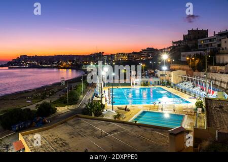 Atene, Grecia - 16 dicembre 2019: Vista pittoresca delle piscine municipali del Pireo, Atene (greco: Dimotiko Kolimvitirio Pireos). Situato a Foto Stock