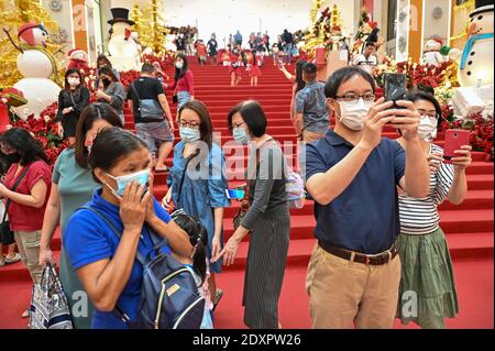 Kuala Lumpur, Malesia. 24 Dic 2020. Le persone che indossano maschere facciali visitano un centro commerciale a Kuala Lumpur, Malesia, 24 dicembre 2020. La Malesia ha segnalato 1,581 nuove infezioni COVID-19, il ministero della salute ha detto giovedì, portando il totale nazionale a 100,318. Credit: Chong Voon Chung/Xinhua/Alamy Live News Foto Stock