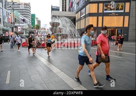 Kuala Lumpur, Malesia. 24 Dic 2020. Le persone che indossano maschere facciali camminano su una strada a Kuala Lumpur, Malesia, 24 dicembre 2020. La Malesia ha segnalato 1,581 nuove infezioni COVID-19, il ministero della salute ha detto giovedì, portando il totale nazionale a 100,318. Credit: Chong Voon Chung/Xinhua/Alamy Live News Foto Stock