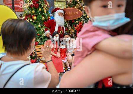 Kuala Lumpur, Malesia. 24 Dic 2020. Le persone che indossano maschere facciali visitano un centro commerciale a Kuala Lumpur, Malesia, 24 dicembre 2020. La Malesia ha segnalato 1,581 nuove infezioni COVID-19, il ministero della salute ha detto giovedì, portando il totale nazionale a 100,318. Credit: Chong Voon Chung/Xinhua/Alamy Live News Foto Stock