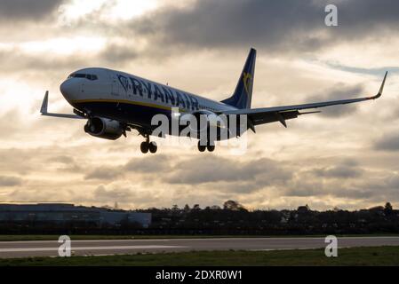 Aeroporto Southend di Londra, Essex, Regno Unito. 24 Dic 2020. Un aereo di linea Ryanair Boeing 737 è arrivato da Malaga, Spagna, come numero di volo FR2191, durante i divieti di viaggio che interessano l'area locale dell'Essex. Essex è nel livello 4 e la Spagna hanno vietato l'arrivo dei viaggiatori britannici. Ryanair ha annunciato che un numero limitato di voli opereranno tra il 23 dicembre e il 3 gennaio 2021 verso i paesi dell'UE che hanno vietato ai residenti del Regno Unito di facilitare il rimpatrio e i viaggi essenziali Foto Stock