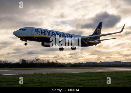 Aeroporto Southend di Londra, Essex, Regno Unito. 24 Dic 2020. Un aereo di linea Ryanair Boeing 737 è arrivato da Malaga, Spagna, come numero di volo FR2191, durante i divieti di viaggio che interessano l'area locale dell'Essex. Essex è nel livello 4 e la Spagna hanno vietato l'arrivo dei viaggiatori britannici. Ryanair ha annunciato che un numero limitato di voli opereranno tra il 23 dicembre e il 3 gennaio 2021 verso i paesi dell'UE che hanno vietato ai residenti del Regno Unito di facilitare il rimpatrio e i viaggi essenziali Foto Stock