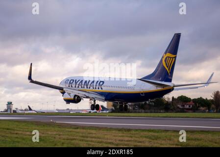 Aeroporto Southend di Londra, Essex, Regno Unito. 24 Dic 2020. Un aereo di linea Ryanair Boeing 737 è arrivato da Malaga, Spagna, come numero di volo FR2191, durante i divieti di viaggio che interessano l'area locale dell'Essex. Essex è nel livello 4 e la Spagna hanno vietato l'arrivo dei viaggiatori britannici. Ryanair ha annunciato che un numero limitato di voli opereranno tra il 23 dicembre e il 3 gennaio 2021 verso i paesi dell'UE che hanno vietato ai residenti del Regno Unito di facilitare il rimpatrio e i viaggi essenziali Foto Stock