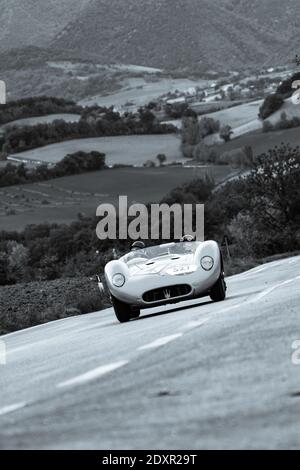 CAGLI , ITALY - OTT 24 - 2020 : MASERATI 200 S1955 su una vecchia auto da corsa nel rally Mille miglia 2020 la famosa corsa storica italiana (1927-1957) Foto Stock