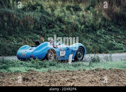 CAGLI , ITALY - OTT 24 - 2020 : MASERATI 200 S1955 su una vecchia auto da corsa nel rally Mille miglia 2020 la famosa corsa storica italiana (1927-1957) Foto Stock