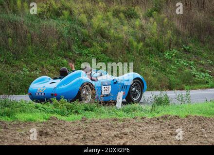 CAGLI , ITALY - OTT 24 - 2020 : MASERATI 200 S1955 su una vecchia auto da corsa nel rally Mille miglia 2020 la famosa corsa storica italiana (1927-1957) Foto Stock