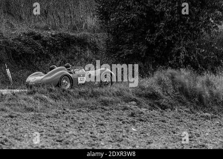 CAGLI , ITALY - OTT 24 - 2020 : MASERATI 200 S1955 su una vecchia auto da corsa nel rally Mille miglia 2020 la famosa corsa storica italiana (1927-1957) Foto Stock