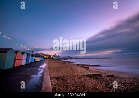 Dawn che si infrange sul Mare del Nord a Felixstowe, Suffolk, Regno Unito Foto Stock