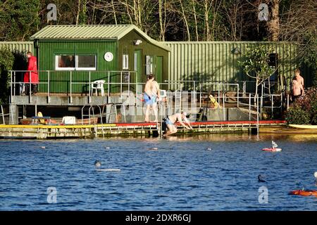 Hampstead Men’s Pond con l’uomo che nuota all’aperto la vigilia di Natale a Hampstead Heath. Foto Stock