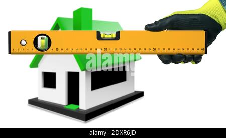 Primo piano di una mano con un guanto da lavoro, che tiene una livella di spirito da costruzione arancione, con una casa modello fuori fuoco sullo sfondo, isolata su bianco. Foto Stock