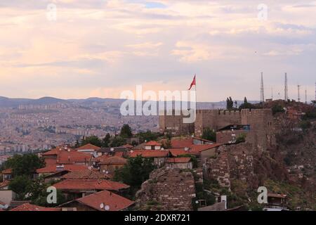 Vista panoramica dell'urbanizzazione non pianificata e del tetto in mattoni arancioni Edifici e un vecchio castello da Ankara la capitale di Turchia Foto Stock