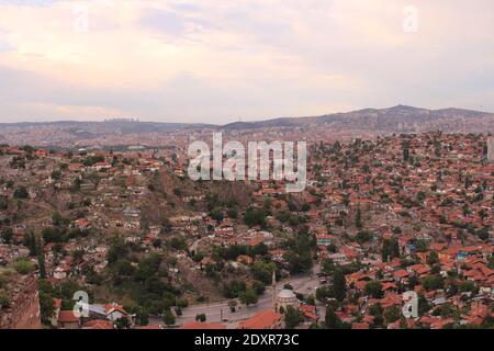 Vista panoramica dell'urbanizzazione non pianificata e del tetto in mattoni arancioni Edifici da Ankara la capitale della Turchia Foto Stock