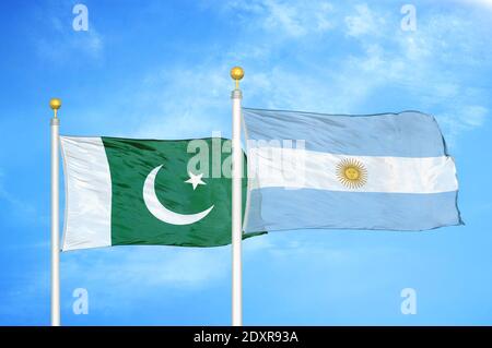 Pakistan e Argentina due bandiere su paletti e blu nuvoloso cielo Foto Stock