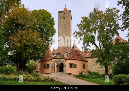 Burgtor Gate e Bastei, Rothenburg ob der Tauber, Baviera, Germania Foto Stock