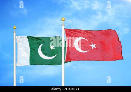 Pakistan e Turchia due bandiere su palchi e blu nuvoloso cielo Foto Stock