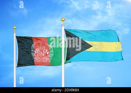 Afghanistan e Bahamas due bandiere su palafanti e blu nuvoloso cielo Foto Stock