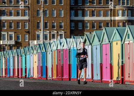 Brighton, Regno Unito. 24 Dic 2020. Brighton, 24 dicembre 2020: Bel tempo soleggiato su una vigilia di Natale molto fredda sul lungomare di Hove questa mattina Credit: Andrew Hasson/Alamy Live News Foto Stock