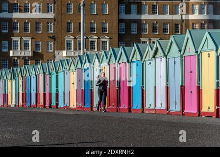 Brighton, Regno Unito. 24 Dic 2020. Brighton, 24 dicembre 2020: Bel tempo soleggiato su una vigilia di Natale molto fredda sul lungomare di Hove questa mattina Credit: Andrew Hasson/Alamy Live News Foto Stock