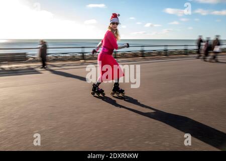 Brighton, Regno Unito. 24 Dic 2020. Brighton, 24 dicembre 2020: Bel tempo soleggiato su una vigilia di Natale molto fredda sul lungomare di Hove questa mattina Credit: Andrew Hasson/Alamy Live News Foto Stock