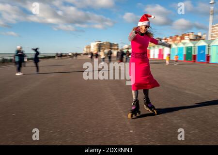 Brighton, Regno Unito. 24 Dic 2020. Brighton, 24 dicembre 2020: Bel tempo soleggiato su una vigilia di Natale molto fredda sul lungomare di Hove questa mattina Credit: Andrew Hasson/Alamy Live News Foto Stock