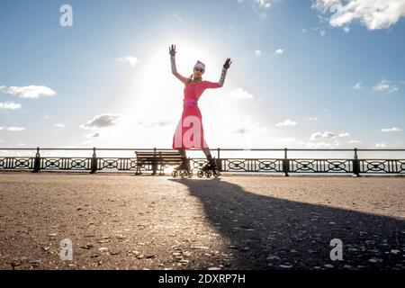 Brighton, Regno Unito. 24 Dic 2020. Brighton, 24 dicembre 2020: Bel tempo soleggiato su una vigilia di Natale molto fredda sul lungomare di Hove questa mattina Credit: Andrew Hasson/Alamy Live News Foto Stock