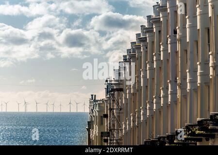 Brighton, Regno Unito. 24 Dic 2020. Brighton, 24 dicembre 2020: Bel tempo soleggiato su una vigilia di Natale molto fredda sul lungomare di Hove questa mattina Credit: Andrew Hasson/Alamy Live News Foto Stock