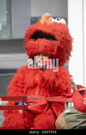 Elmo effettua una chiamata al cellulare. Un personaggio di Midtown in Times Square che cerca di attirare i turisti a scattare foto in cambio di suggerimenti. New York City. Foto Stock
