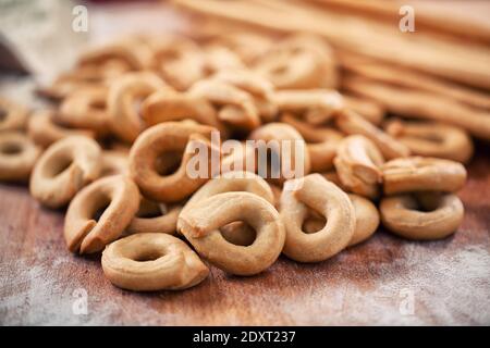 Assortimento di prodotti da forno su un tavolo di legno. Foto Stock