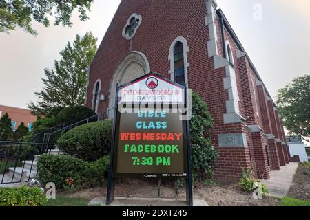 RELIGON E TECNOLOGIA. Durante i primi giorni della pandemia del 2020 la Chiesa cristiana di Bayside ha offerto lezioni bibliche su Facebook. A Queens, New York. Foto Stock