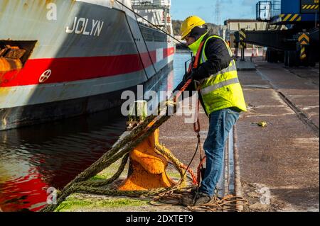 Cork, Irlanda. 24 Dic 2020. La nave del General Cargo 'Jolyn' attracca a Kennedy Quay questo pomeriggio trasportando un carico di alimentazione animale. Salpa il 30 dicembre. Credit: AG News/Alamy Live News Foto Stock