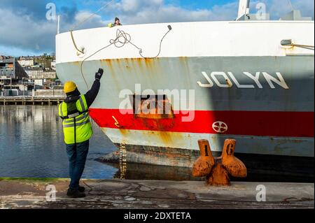 Cork, Irlanda. 24 Dic 2020. La nave del General Cargo 'Jolyn' attracca a Kennedy Quay questo pomeriggio trasportando un carico di alimentazione animale. Salpa il 30 dicembre. Credit: AG News/Alamy Live News Foto Stock