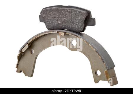 due tipi di pastiglie freno in amianto per freni a disco e pattino per freni a tamburo, pezzi di ricambio del sistema di frenatura per auto isolati su fondo bianco, Foto Stock