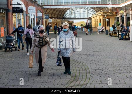 Windsor, Berkshire, Regno Unito. 2 Novembre 2020. Signore fuori shopping a Windsor. L'Inghilterra tornerà presto in un secondo blocco Coronavirus Covid-19 questa settimana. Il centro di Windsor rimane tranquillo. Credito: Maureen McLean/Alamy Foto Stock