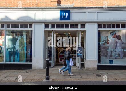 Windsor, Berkshire, Regno Unito. 2 Novembre 2020. Il negozio Gap rimane aperto per le aziende. L'Inghilterra tornerà presto in un secondo blocco Coronavirus Covid-19 questa settimana. Il centro di Windsor rimane tranquillo. Credito: Maureen McLean/Alamy Foto Stock